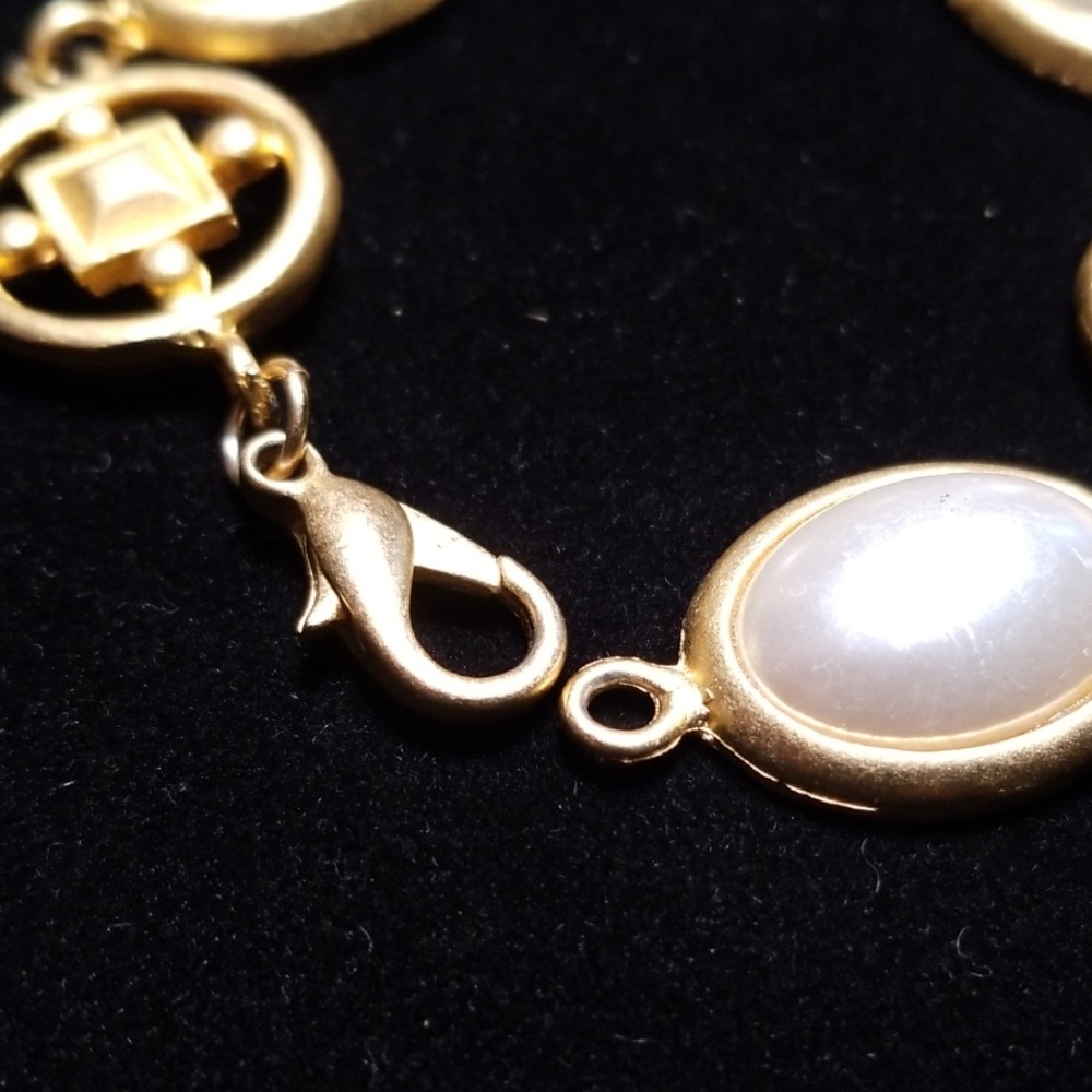 Vintage Mid Century Faux Pearl Brushed Goldtone Metal Lobster Clasp Bracelet - Picture 10 of 12